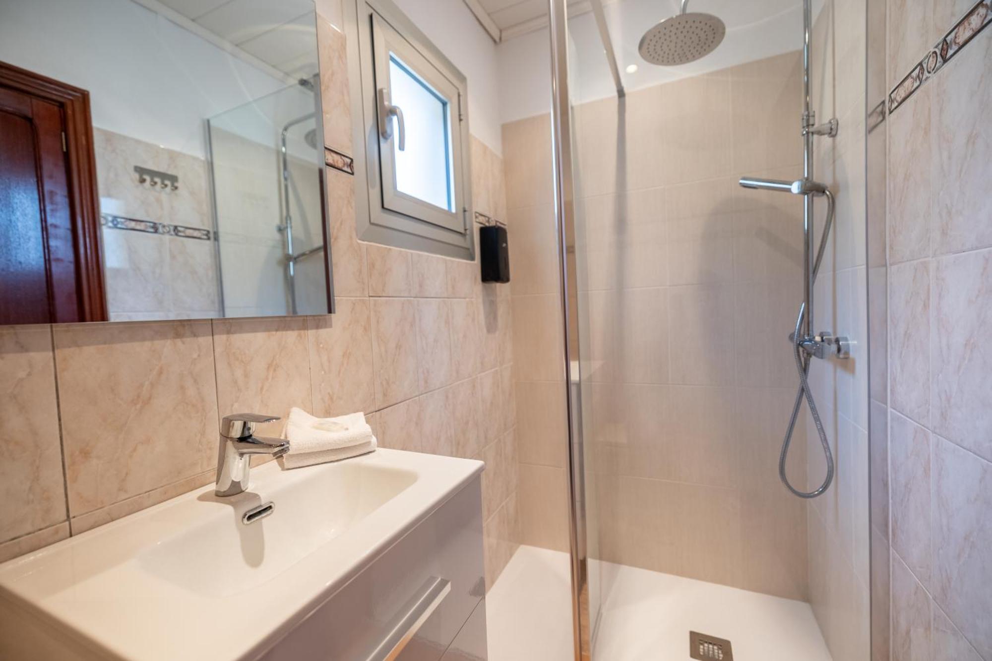 Hostal Doris - Adults Only Colonia de Sant Jordi Rum bild