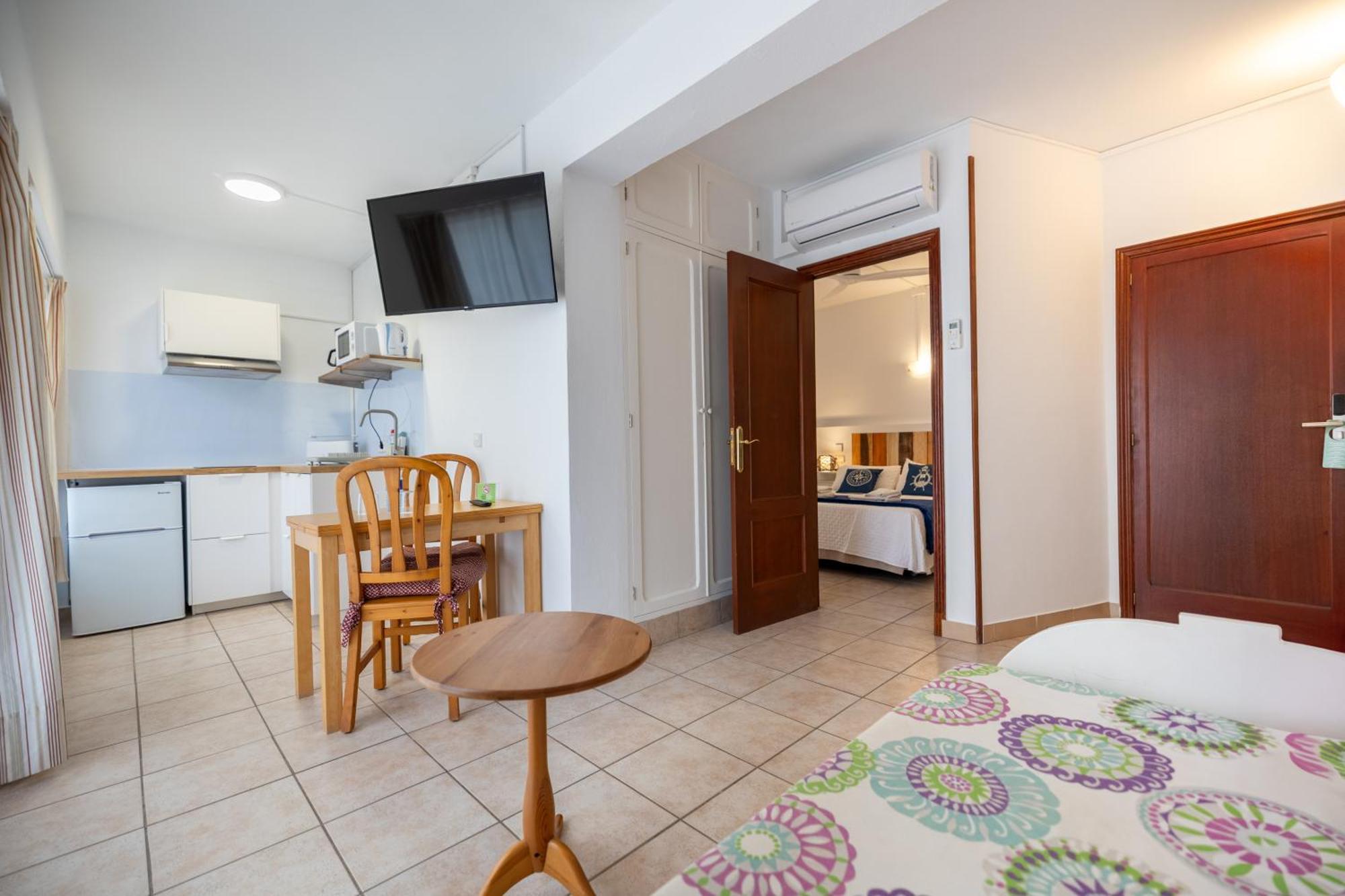 Hostal Doris - Adults Only Colonia de Sant Jordi Rum bild