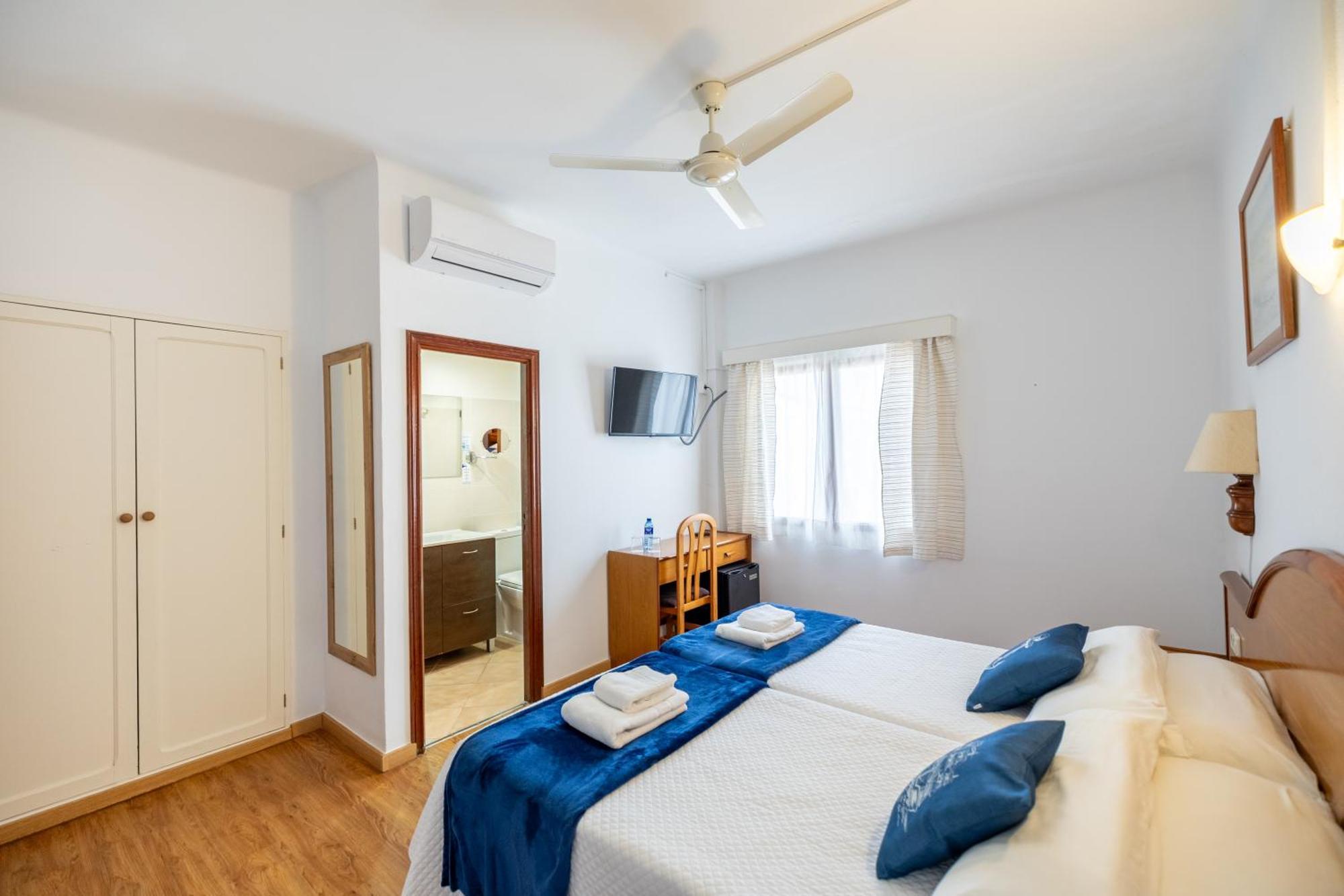 Hostal Doris - Adults Only Colonia de Sant Jordi Exteriör bild